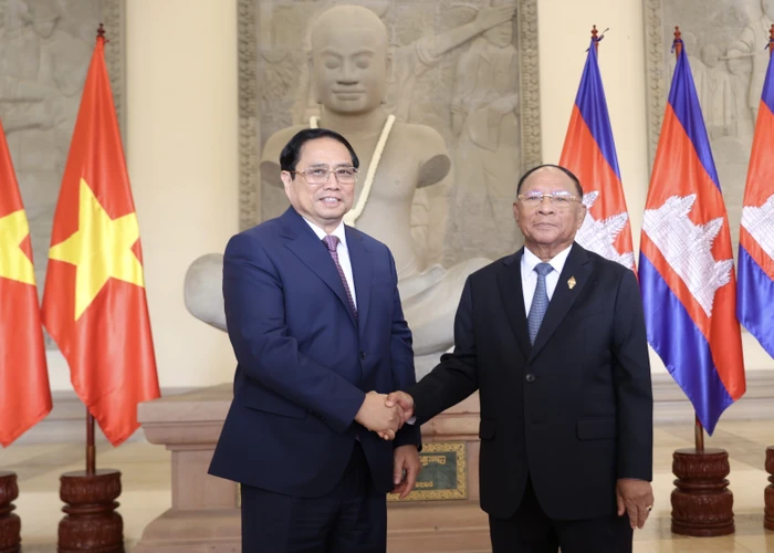 Thủ tướng Phạm Minh Chính hội kiến Chủ tịch Quốc hội Campuchia Samdech Heng Samrin. (Ảnh: Dương Giang/TTXVN)