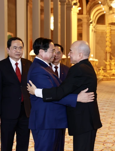 Thủ tướng Phạm Minh Chính hội kiến Quốc vương Campuchia Norodom Sihamoni. (Ảnh: Dương Giang/TTXVN)