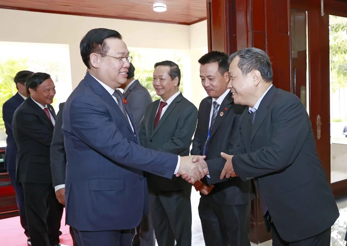 Chủ tịch Quốc hội Vương Đình Huệ với cán bộ Đại sứ quán Việt Nam. (Ảnh: Doãn Tấn/TTXVN)