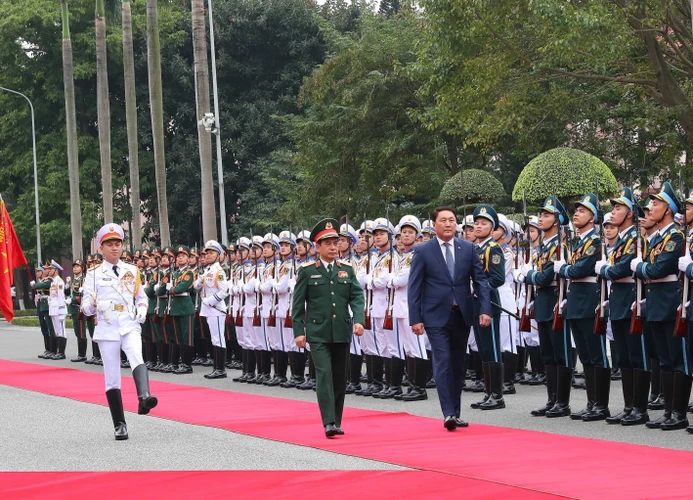 Bộ trưởng Bộ Quốc phòng Phan Văn Giang và Bộ trưởng Quốc phòng Mông Cổ Saikhanbayar Gursed duyệt Đội Danh dự Quân đội nhân dân Việt Nam tại lễ đón. (Ảnh: Trọng Đức/TTXVN)