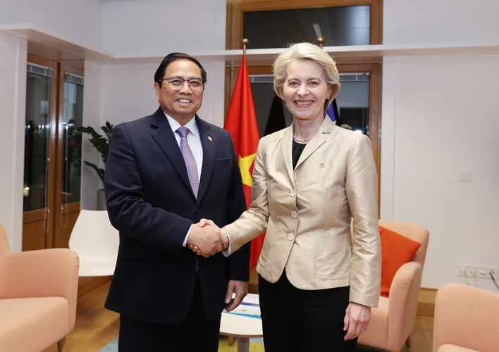 Nhân chuyến tham dự Hội nghị cấp cao kỷ niệm 45 năm quan hệ ASEAN-EU tại Brussels, Vương quốc Bỉ, chiều 14/12 (giờ địa phương), Thủ tướng Phạm Minh Chính gặp Chủ tịch Ủy ban châu Âu (EC) Ursula von der Leyen. (Ảnh: Dương Giang/TTXVN)