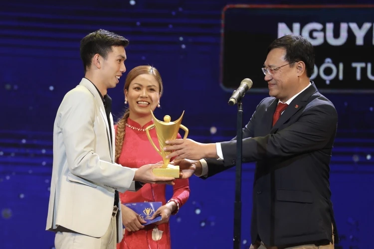 Giải vận động viên nam của năm thuộc về kình ngư Nguyễn Huy Hoàng. (Ảnh: Minh Quyết/TTXVN)