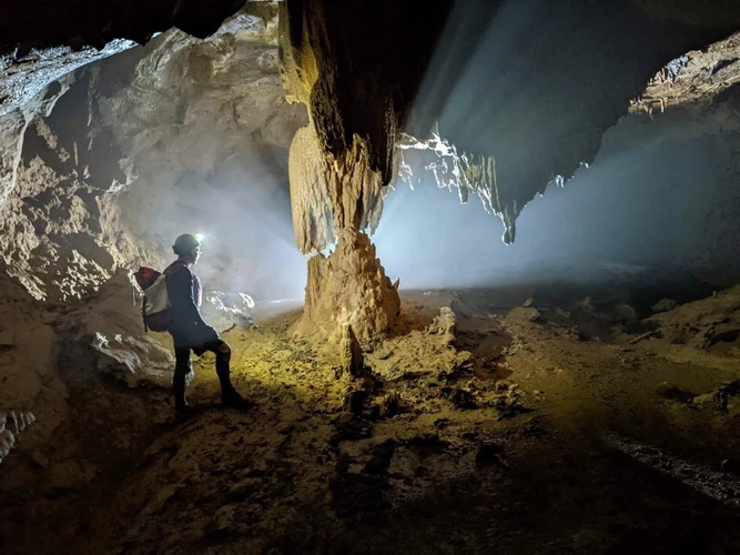 Đoàn thám hiểm của Hiệp hội Hang động Hoàng Gia Anh (BCRA) vừa khảo sát vùng núi đá vôi trên địa bàn xã Lâm Hóa (Quảng Bình) và phát hiện hệ thống hang động còn nguyên sơ dài hơn 3,3km. (Ảnh: TTXVN phát)