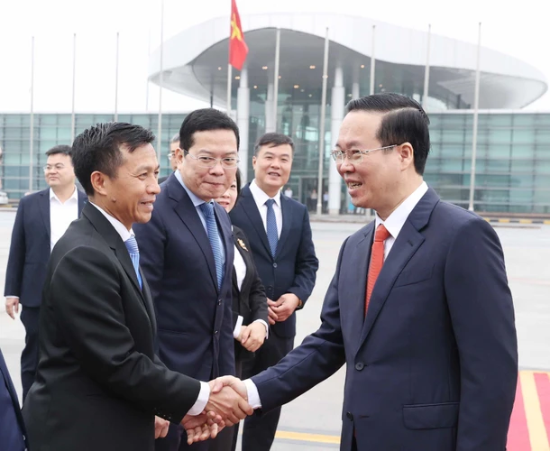 Sáng 10/4, Chủ tịch nước Võ Văn Thưởng cùng Đoàn đại biểu cấp cao Việt Nam rời Hà Nội, sang thăm chính thức Cộng hòa dân chủ nhân dân Lào từ 10 đến 11/4. (Ảnh: Thống Nhất/TTXVN)