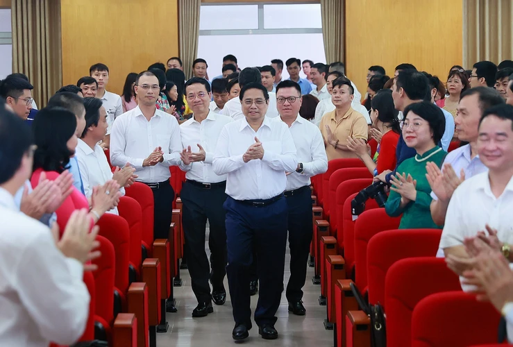 Thủ tướng Phạm Minh Chính đến thăm và làm việc với Hội Nhà báo Việt Nam. (Ảnh: Dương Giang/TTXVN)