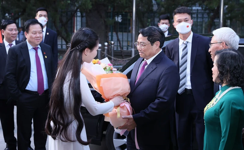 Cán bộ, nhân viên Đại sứ quán và cộng đồng người Việt Nam tại Trung Quốc chào đón Thủ tướng Phạm Minh Chính. (Ảnh: Dương Giang/TTXVN)