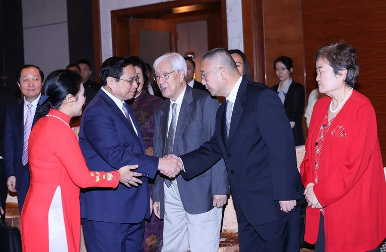 Thủ tướng Phạm Minh Chính với các nhân sỹ hữu nghị Trung Quốc. (Ảnh: Dương Giang/TTXVN)