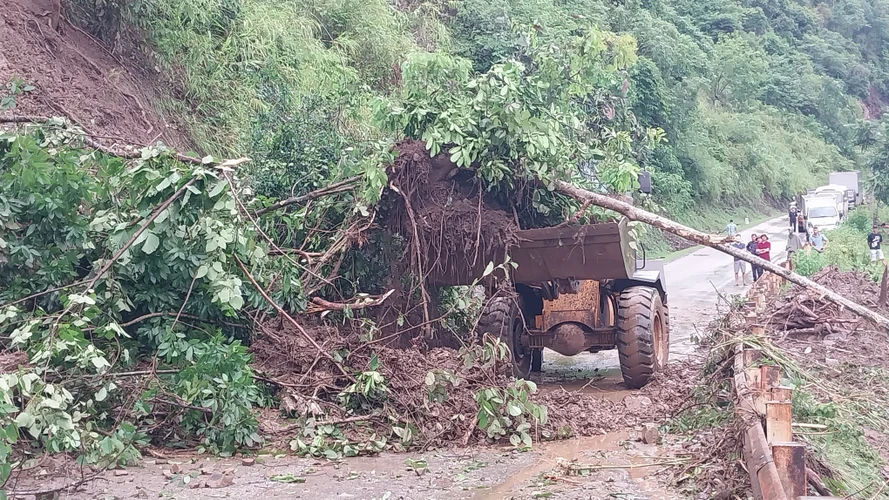 Mưa lớn gây sạt lở tại Quốc Lộ 279D đoạn qua huyện Mường La, Sơn La. (Ảnh: Quang Quyết /TTXVN)