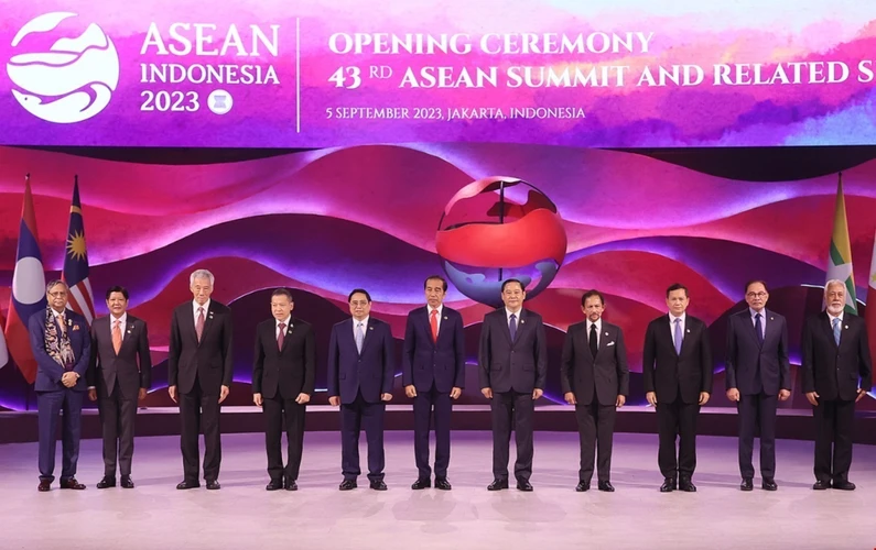 Thủ tướng Phạm Minh Chính với Tổng Thư ký và Trưởng đoàn các nước ASEAN tại Lễ khai mạc Hội nghị Cấp cao ASEAN lần thứ 43. (Ảnh: Dương Giang/TTXVN)
