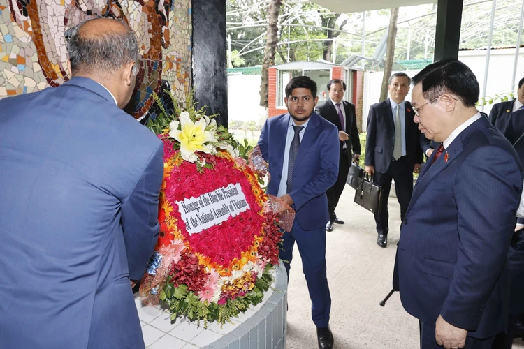 Chủ tịch Quốc hội Vương Đình Huệ đặt hoa tại Bảo tàng Tưởng niệm Bangabandhu Sheikh Mujibur Rahman, Tổng thống đầu tiên của Bangladesh - Vị Cha già Dân tộc của Bangladesh. (Ảnh: Doãn Tấn/TTXVN)