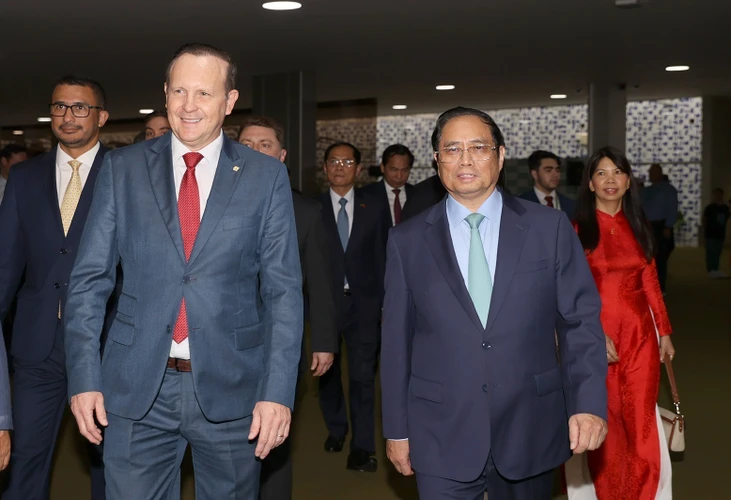 Chủ tịch Nhóm Nghị sĩ Hữu nghị Brazil-Việt Nam Marcio Honaiser đón Thủ tướng Phạm Minh Chính. (Ảnh: Dương Giang/TTXVN)