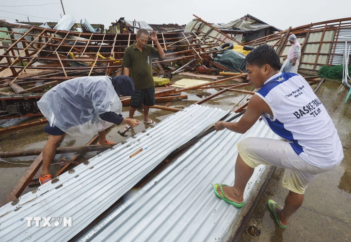 Khắc phục hậu quả cơn bão tại thành phố Tacloban. 