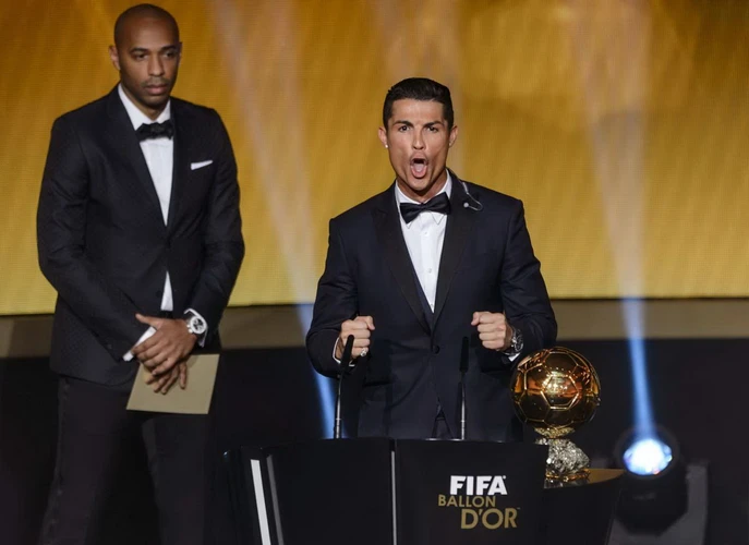Cristiano Ronaldo đã chính thức vượt qua hai ứng viên Lionel Messi và Manuel Neuer để giành danh hiệu Quả bóng vàng FIFA 2014. Đây cũng là lần thứ ba trong sự nghiệp ngôi sao người Bồ Đào Nha này có vinh dự được xướng tên trong gala trao giải Quả bóng vàng. (Nguồn: Getty Images)