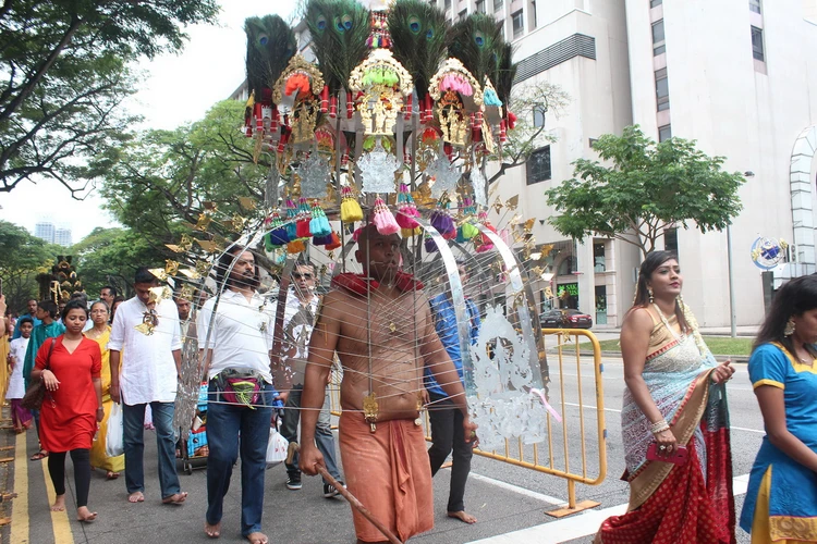 Một tín đồ Hindu đang thực hiện nghi lễ trong buổi diễu hành. (Ảnh: Việt Hải/TTXVN) 