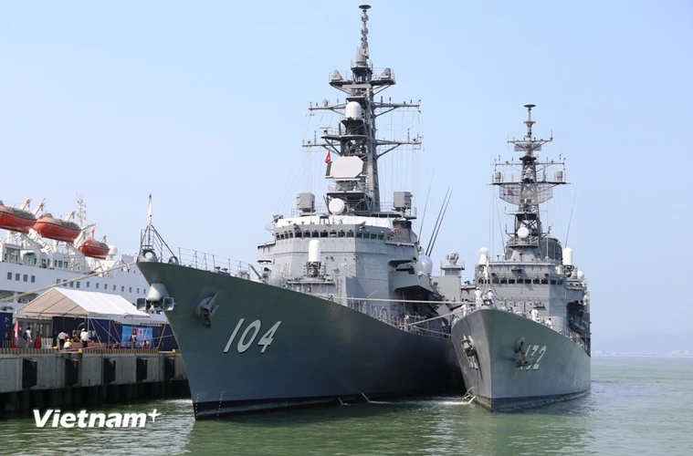 Lễ đón sỹ quan và thủy thủ hai tàu Lực lượng tự vệ bờ biển Nhật Bản tại cảng Tiên Sa. (Ảnh: Trần Lê Lâm/Vietnam+)