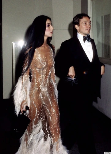 Hình ảnh nữ ca sỹ Cher trong chiếc đầm xuyên thấu đính lông của Bob Mackie tại Met Gala đầu tiên năm 1974. 
