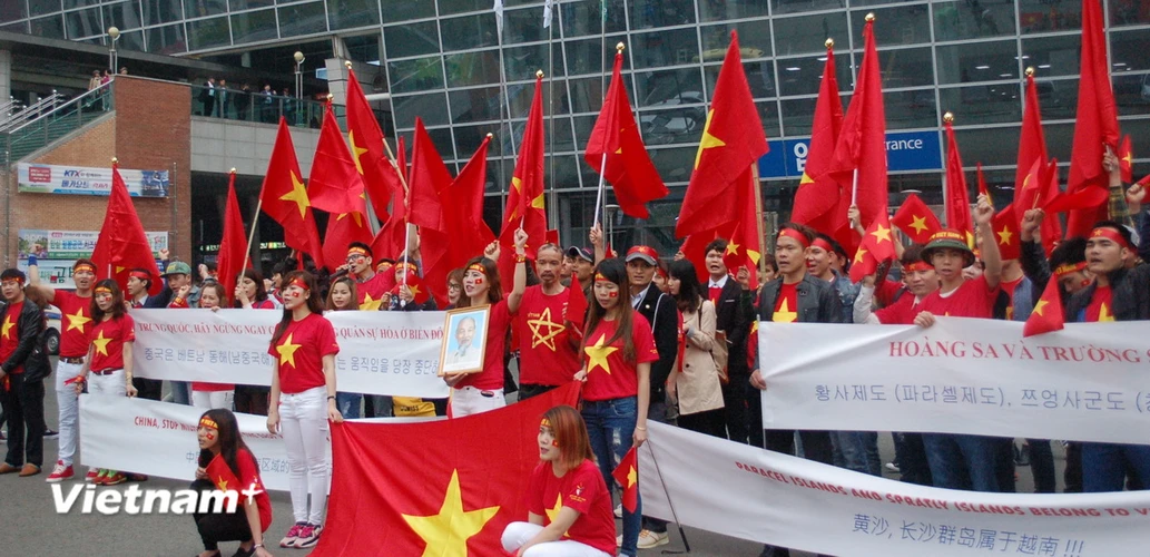 Quang cảnh cuộc biểu tình của cộng đồng người Việt tại quảng trường trung tâm trước cửa nhà ga thành phố Busan, Hàn Quốc ngày 3/4. (Ảnh: Vũ Toàn-Phạm Duy/Vietnam+) 