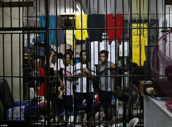 Gần 60.000 tội phạm buôn bán ma túy ở Philippines đã đầu hàng cảnh sát sau khi Tổng thống mới đắc cử Rodrigo Duterte tuyên bố một đạo luật nghiêm khắc cho phép bắn chết những kẻ buôn bán chất cấm. (Nguồn: Dailymail)