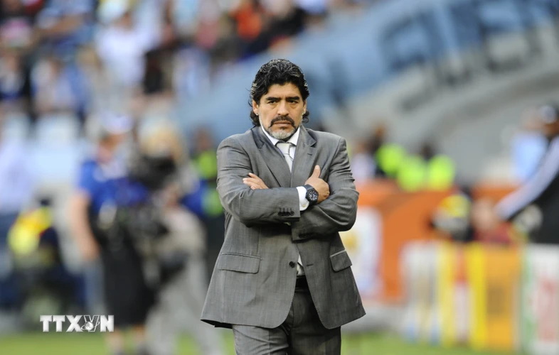 Ông Diego Maradona dưới vai trò huấn luyện viên trưởng Đội tuyển quốc gia Argentina, trong trận đấu gặp tuyển Đức ngày 3/7/2020 trên sân Green Point ở Cape Town (Nam Phi), trong khuôn khổ giải vô địch bóng đá thế giới 2010 (Ảnh: AFP/TTXVN)