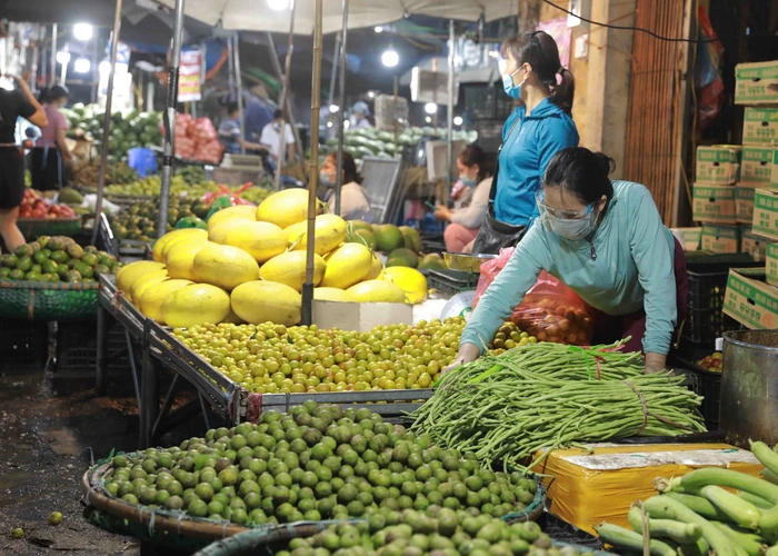 Tiểu thương chuẩn bị hàng rau, quả tại chợ Nam Hà Nội. (Ảnh: Vũ Sinh/TTXVN)