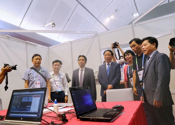 Các đại biểu tham quan phòng điều hành của Đài Truyền hình Việt Nam tại Trung tâm Báo chí SEA Games 31. (Ảnh: Tuấn Đức/ TTXVN)