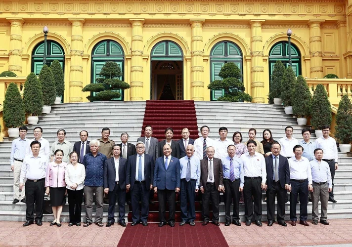 Chủ tịch nước Nguyễn Xuân Phúc với các đại biểu Hội Khoa học lịch sử Việt Nam. (Ảnh:Thống Nhất/TTXVN)