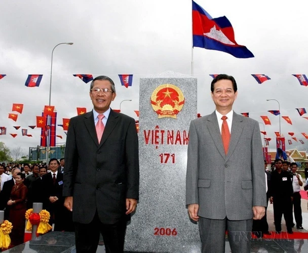 Thủ tướng Nguyễn Tấn Dũng và Thủ tướng Hun Sen dự lễ khánh thành cột mốc số 171, cột mốc số đầu tiên trên biên giới 2 nước, tại Cửa khẩu quốc tế Mộc Bài (tỉnh Tây Ninh, Việt Nam) - Bavet (tỉnh Svay Rieng, Campuchia), ngày 27/9/2006. (Ảnh: Đức Tám/TTXVN)