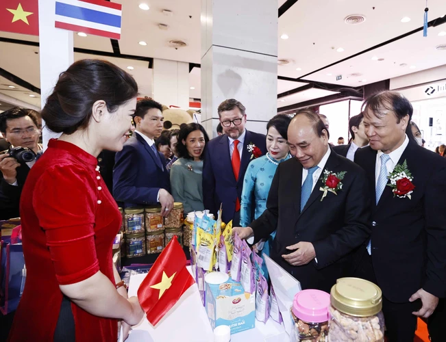 Chủ tịch nước Nguyễn Xuân Phúc thăm các gian hàng Việt Nam. (Ảnh: Thống Nhất/TTXVN)