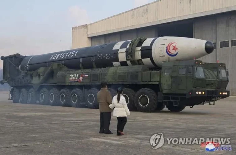 Ông Kim Jong-un và con gái cùng chứng kiến cuộc thử tên lửa đạn đạo xuyên lục địa (ICBM). (Nguồn: Yonhap)
