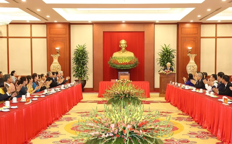 Tổng Bí thư Nguyễn Phú Trọng nói chuyện thân mật với đại biểu dự Hội nghị biểu dương Chủ tịch Mặt trận Tổ quốc cấp xã và Trưởng ban Công tác Mặt trận tiêu biểu toàn quốc. (Ảnh: Trí Dũng/TTXVN)