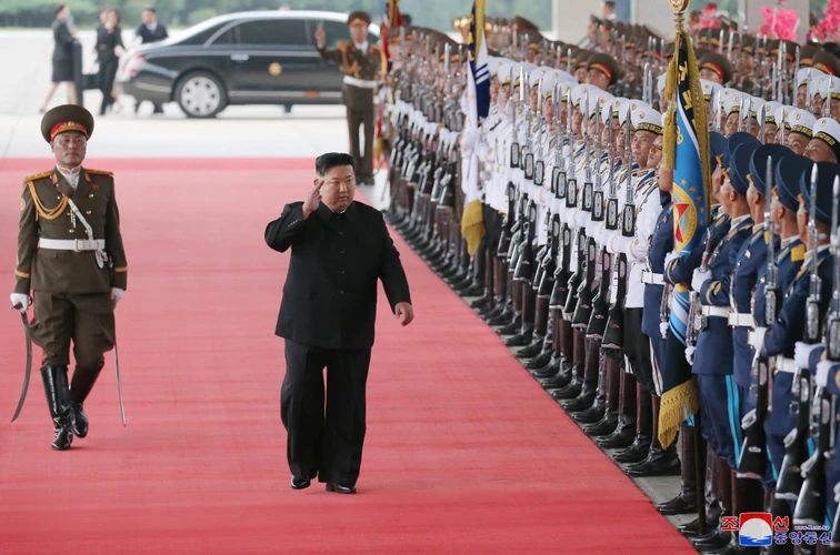 Nhà lãnh đạo Triều Tiên Kim Jong-un (giữa) duyệt đội danh dự trước khi lên đường tới Nga tại ga tàu hỏa ở Bình Nhưỡng, ngày 10/9/2023. (Ảnh: Yonhap/TTXVN)