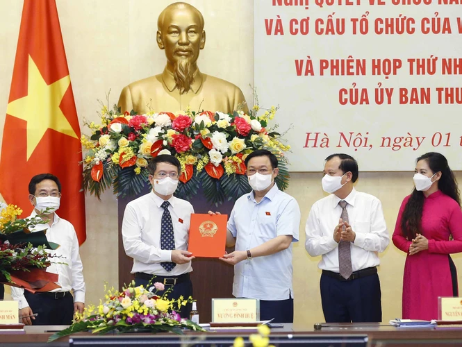 Chủ tịch Quốc hội Vương Đình Huệ trao nghị quyết cho Viện trưởng Viện Nghiên cứu lập pháp Nguyễn Văn Hiển. (Ảnh: Doãn Tấn/TTXVN)