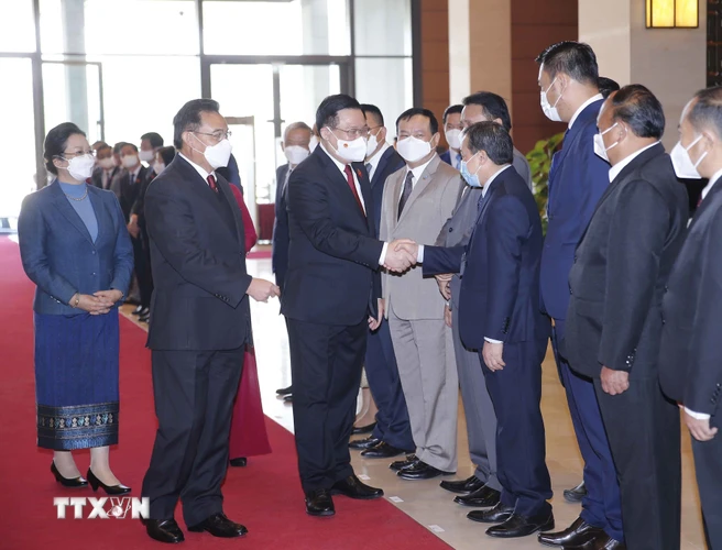 Chủ tịch Quốc hội Vương Đình Huệ với các thành viên Đoàn đại biểu cấp cao Quốc hội nước Cộng hòa Dân chủ Nhân dân Lào. (Ảnh: Doãn Tấn/TTXVN)