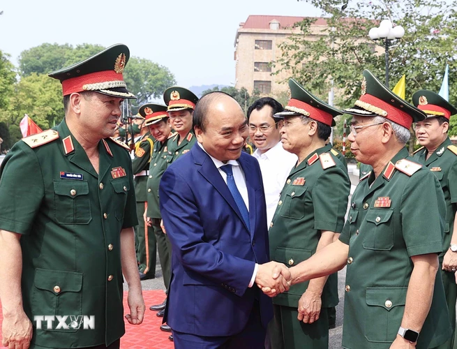 Chủ tịch nước Nguyễn Xuân Phúc với lãnh đạo, sỹ quan chỉ huy Bộ Tư lệnh Quân khu 1. (Ảnh: Thống Nhất/TTXVN)