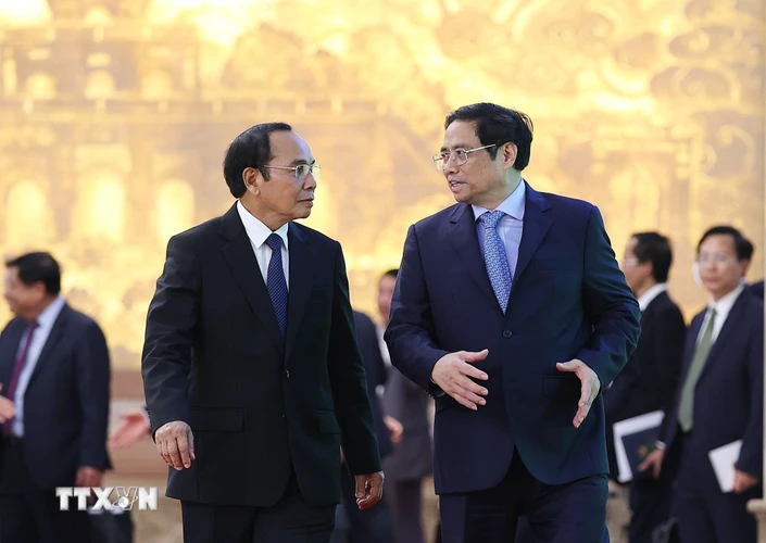 Thủ tướng Phạm Minh Chính với Thường trực Ban Bí thư, Phó Chủ tịch nước Lào Bounthong Chitmany. (Ảnh: Dương Giang/TTXVN)
