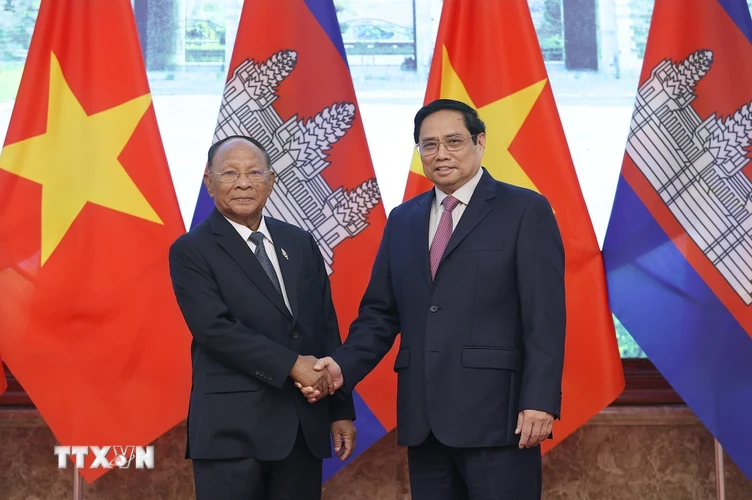 Thủ tướng Phạm Minh Chính tiếp Chủ tịch Quốc hội Vương quốc Campuchia Samdech Heng Samrin. (Ảnh: Dương Giang/TTXVN)