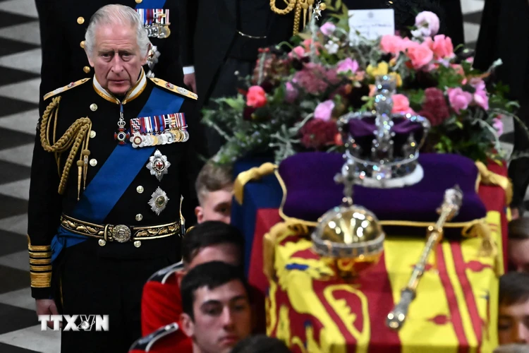 Vua Anh Charles III đi ngay sau linh cữu Nữ hoàng Elizabeth II trong lễ tang chính thức được cử hành tại Tu viện Westminster (London), ngày 19/9/2022. (Ảnh: AFP/TTXVN)