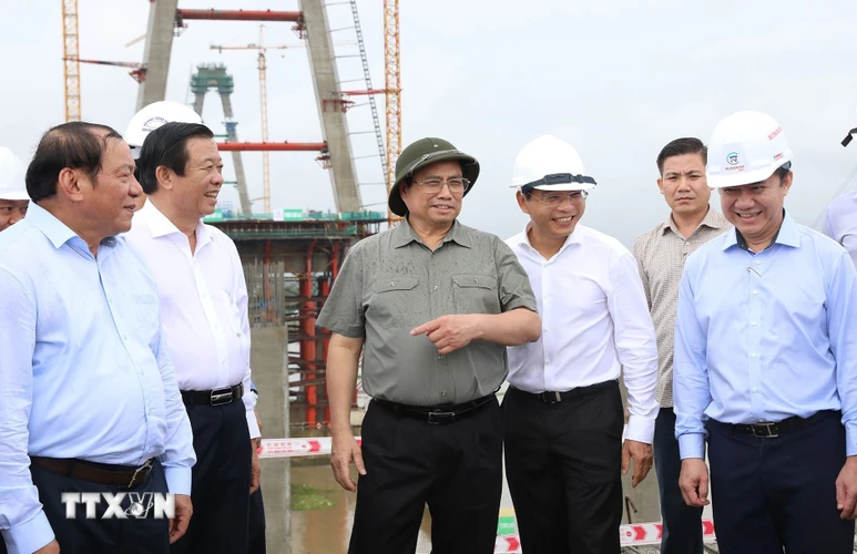 Thủ tướng Phạm Minh Chính kiểm tra tiến độ dự án xây dựng cầu Mỹ Thuận 2. (Ảnh: Dương Giang/TTXVN)