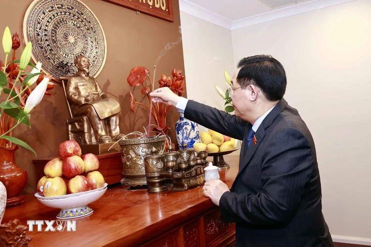 Chủ tịch Quốc hội Vương Đình Huệ dâng hương Chủ tịch Hồ Chí Minh ở Đại sứ quán Việt Nam tại Australia. (Ảnh: Doãn Tấn/TTXVN)