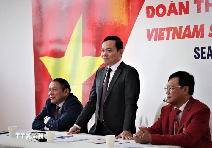 Phó Thủ tướng Chính phủ Trần Lưu Quang động viên tinh thần của các vận động viên Việt Nam thi đấu tại SEA Games 32. (Ảnh: Huỳnh Thảo/TTXVN)