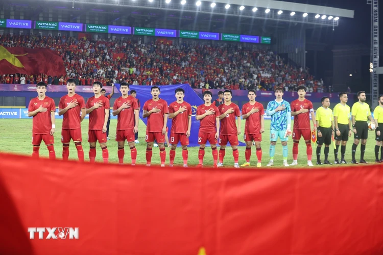 Đội U22 Việt Nam thực hiện nghi thức chào cờ. (Ảnh: Hoàng Linh/TTXVN)