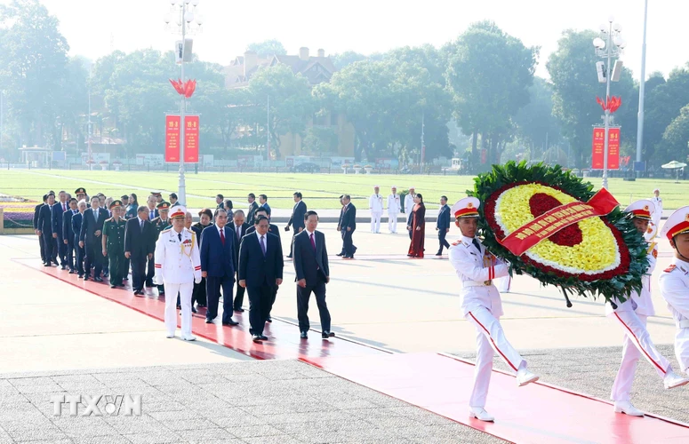 Các lãnh đạo, nguyên lãnh đạo Đảng, Nhà nước đặt vòng hoa và vào Lăng viếng Chủ tịch Hồ Chí Minh. (Ảnh: Phạm Kiên/TTXVN)