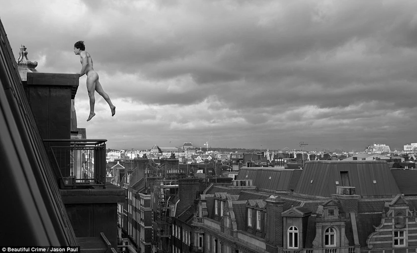 Nhà vô địch chạy tự do thế giới Tim Shieff đã thực hiện bộ ảnh khỏa thân khi đang leo trèo trên các tòa nhà ở London. (Nguồn: Beautiful Crime/Jason Paul) 