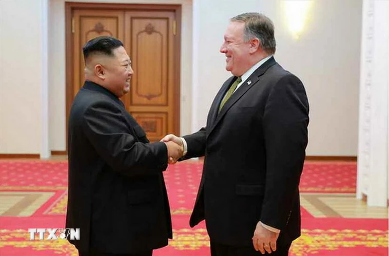 Ngoại trưởng Mỹ Mike Pompeo (phải) hội kiến Nhà lãnh đạo Triều Tiên Kim Jong-un tại Bình Nhưỡng ngày 7/10/2018. (Nguồn: YONHAP/TTXVN)