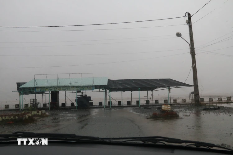 Đê biển Gò Công (Tiến Giang) an toàn trong bão số 9 (ảnh chụp trưa 25/11). (Ảnh: Minh Trí/TTXVN)