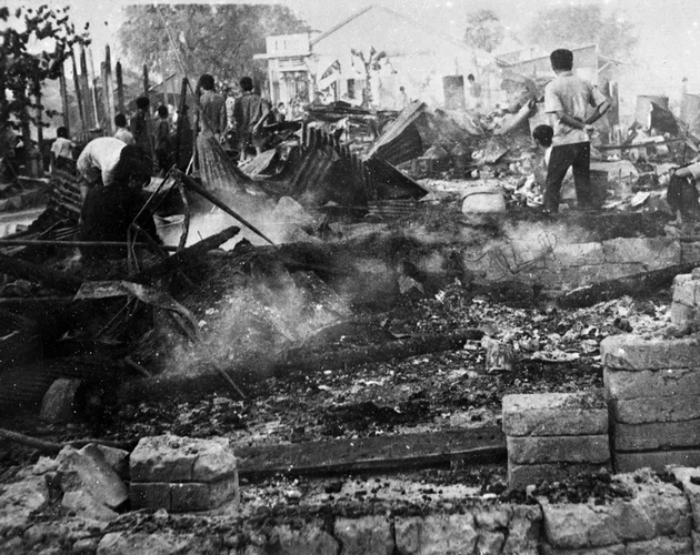 Ngày 30/4/1977, quân Pol Pot đánh vào 14/16 xã biên giới thuộc tỉnh An Giang, tàn phá các bản làng, trường học, cơ sở sản xuất của ta, bắn pháo vào những nơi đông dân cư ở sát biên giới và vào sâu trong lãnh thổ Việt Nam. (Nguồn: TTXVN)