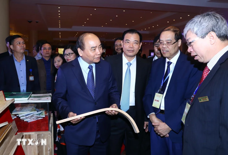 Thủ tướng Nguyễn Xuân Phúc thăm các gian trưng bày sản phẩm gỗ, lâm sản. (Ảnh: Thống Nhất/TTXVN)