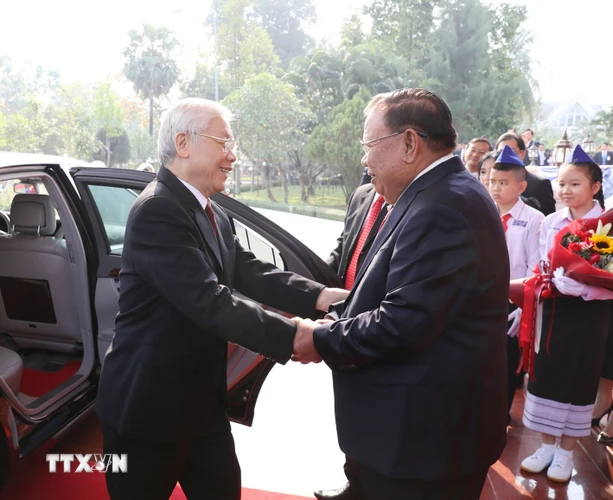 Tổng Bí thư, Chủ tịch nước Lào Bounnhang Vorachith đón Tổng Bí thư, Chủ tịch nước Nguyễn Phú Trọng. (Ảnh: Trí Dũng/TTXVN)