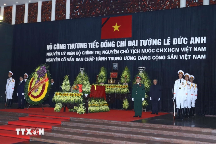 Linh cữu nguyên Chủ tịch nước, Đại tướng Lê Đức Anh quàn tại Nhà tang lễ Quốc gia (số 5 Trần Thánh Tông, Hà Nội). (Nguồn: TTXVN)