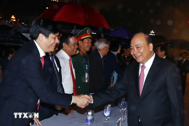 Thủ tướng Nguyễn Xuân Phúc với các đại biểu dự Lễ kỷ niệm 990 năm Thanh Hóa. (Ảnh: Thống Nhất/TTXVN)